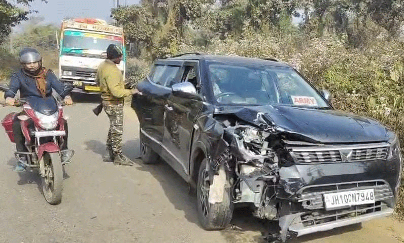 धनबाद : बलियापुर में XUV और बाइक की सीधी भिड़ंत, रिकवरी एजेंट गंभीर रूप से घायल
