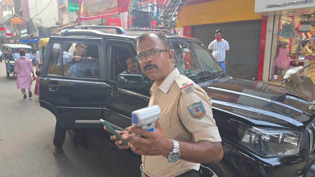 रांची : काला शीशा व बिना नंबर प्लेट वाहनों पर बड़ी कार्रवाई, सड़कों से गायब महिंद्रा थार