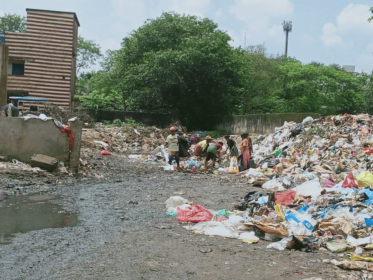 शहर का इकलौता टेकर स्टैंड बदहाली का शिकार, यात्रियों को मिल रहा बदबू व गंदगी का तोहफा