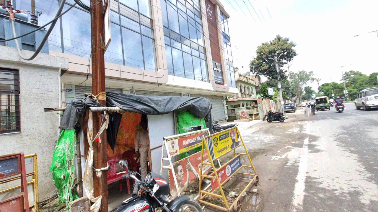रांची ट्रैफिक पुलिस बुनियादी सुविधाओं से वंचित, मजबूरी में अस्थायी टेंट के सहारे ड्यूटी
