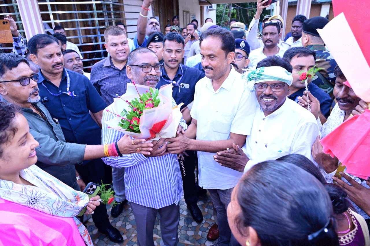 कोलकाता से वापस लौटने के क्रम में CM का बहरागोड़ा में पारंपरिक तरीके से स्वागत