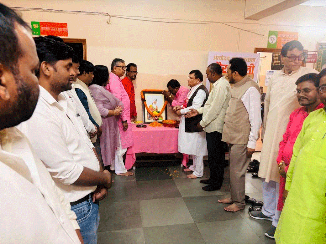 रांची : महर्षि वाल्मीकि जयंती पर भाजपा कार्यालय में श्रद्धांजलि सभा का आयोजन