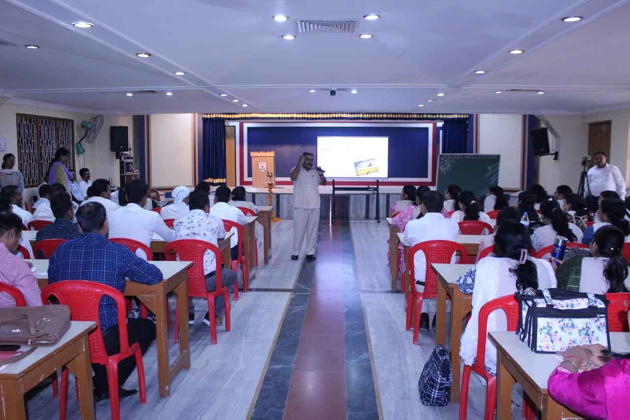 ऑक्सफोर्ड पब्लिक स्कूल में शिक्षकों के लिए कला एकीकरण पर हुआ प्रशिक्षण कार्यशाला