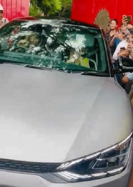 कैप्टन कूल की झलक पाकर फैंस भी हुए गदगद