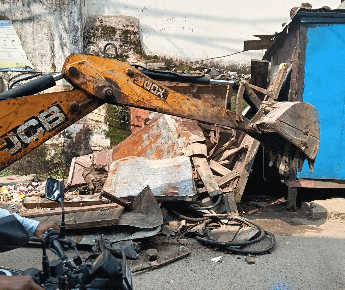 अतिक्रमण हटाओ अभियान में निगम की बड़ी कार्रवाई, अवैध दुकानें ढहीं, ट्रकों पर जुर्माना