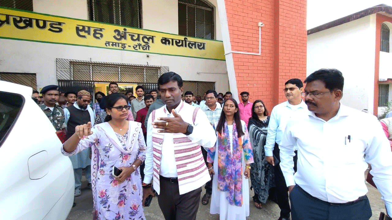 तमाड़ प्रखंड सह अंचल कार्यालय का उपायुक्त ने किया औचक निरीक्षण