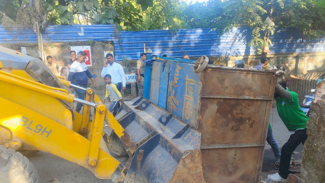 बरियातू में सड़क अतिक्रमण पर निगम की बुलडोज़र कार्रवाई