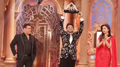 गौरव खन्ना  ने जीती बिग बॉस 19’ की चमचमाती ट्रॉफी, फरहाना बनी फर्स्ट रनर-अप