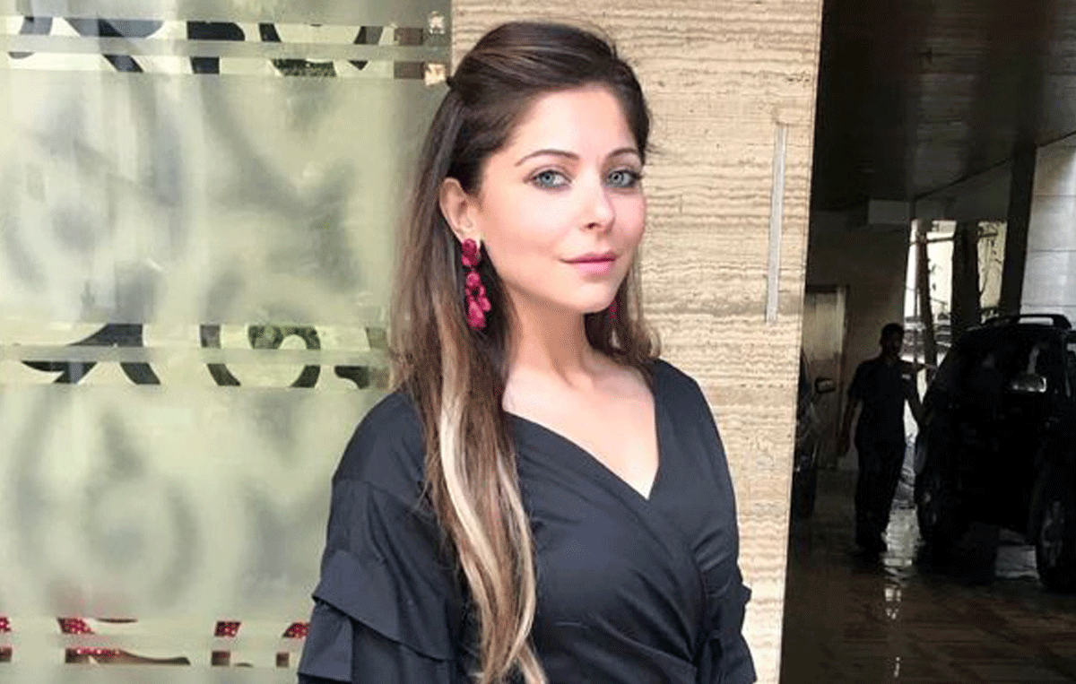 Kanika Kapoor का कॉन्सर्ट वीडियो वायरल, शख्स ने मंच पर किया हमला