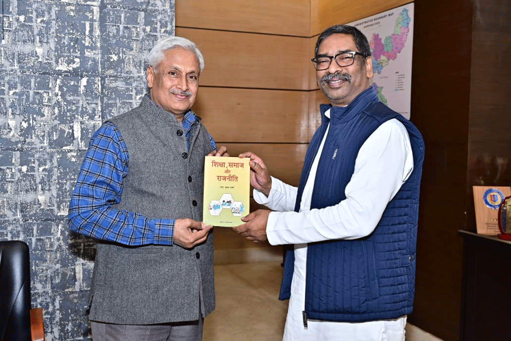 मुख्यमंत्री से मिले विनोबा भावे विश्वविद्यालय के कुलपति, पुस्तक भेंट कर दी जानकारी