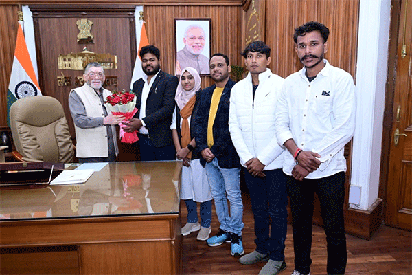 छात्रवृत्ति राशि मांग को लेकर झारखंड छात्र मोर्चा ने राज्यपाल से की मुलाकात