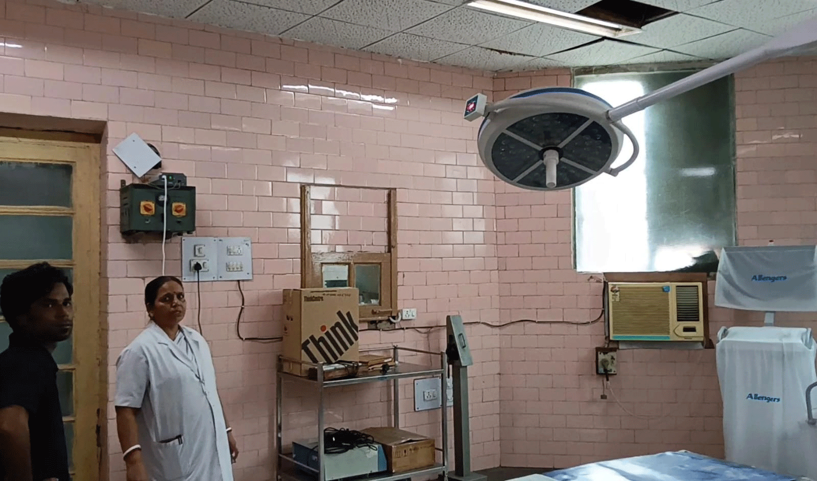 धनबाद : OT में फॉल्स सीलिंग के साथ गिरा कुत्ता, मचा हड़कंप,बड़ा हादसा टला