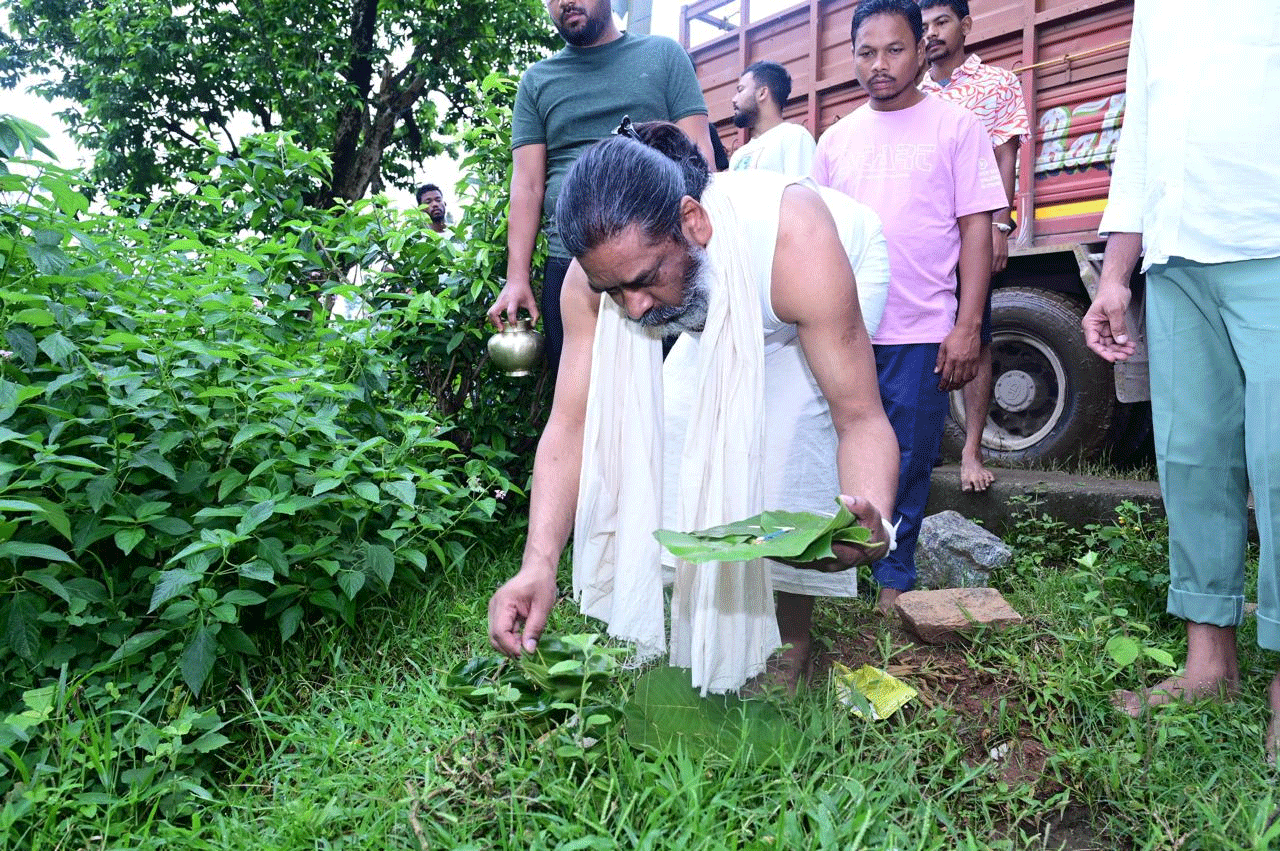 सीएम ने बाबा को भोजन परोसने की रस्म निभाई