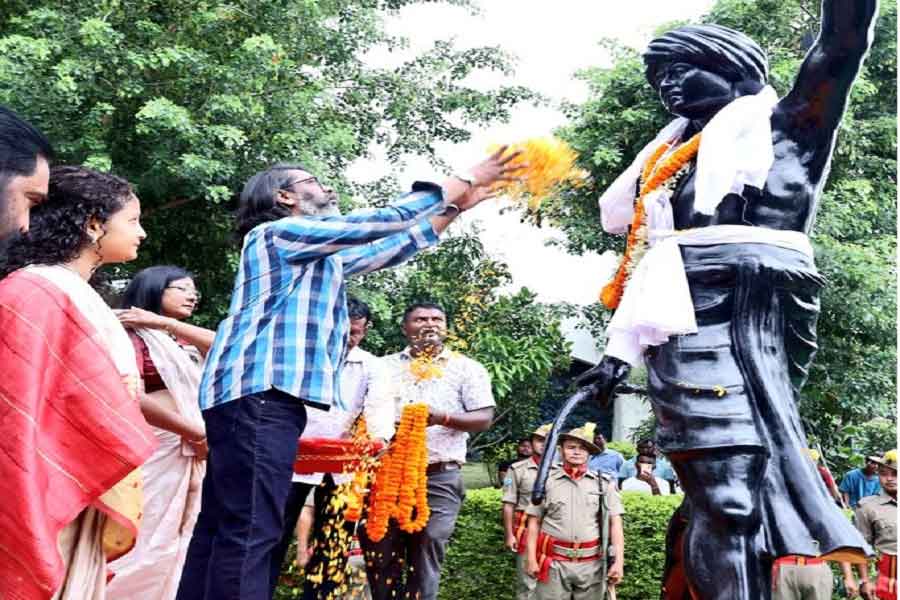 सीएम ने धरती आबा बिरसा मुंडा को श्रद्धांजलि अर्पित की