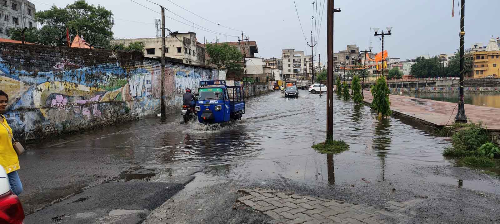 कुछ देर की बारिश ने ही खोली पोल, बड़ा तालाब से सटे रोड में भरा पानी