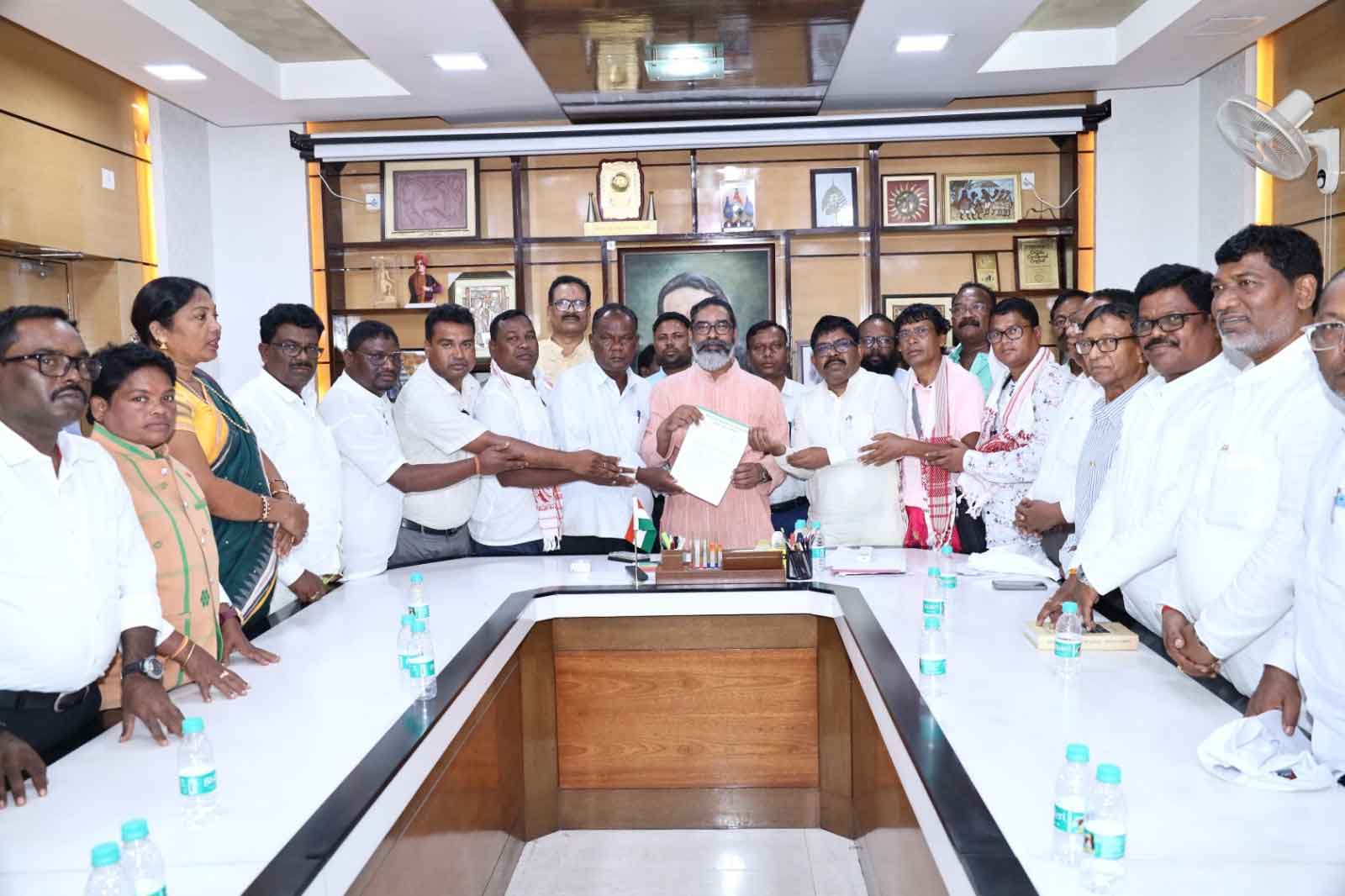 CM से मिला मरांङ बुरू बचाओ संघर्ष समिति का प्रतिनिधिमंडल, धार्मिक तीर्थ स्थलों के संरक्षण की मांग