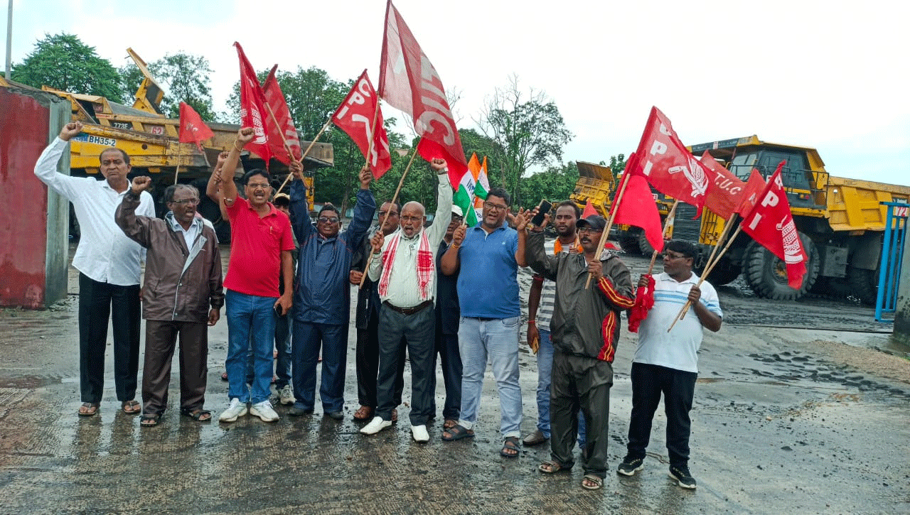 ट्रेड यूनियनों की देशव्यापी हड़ताल का चित्रा कोलियरी देवघर में दिखा खासा असर
