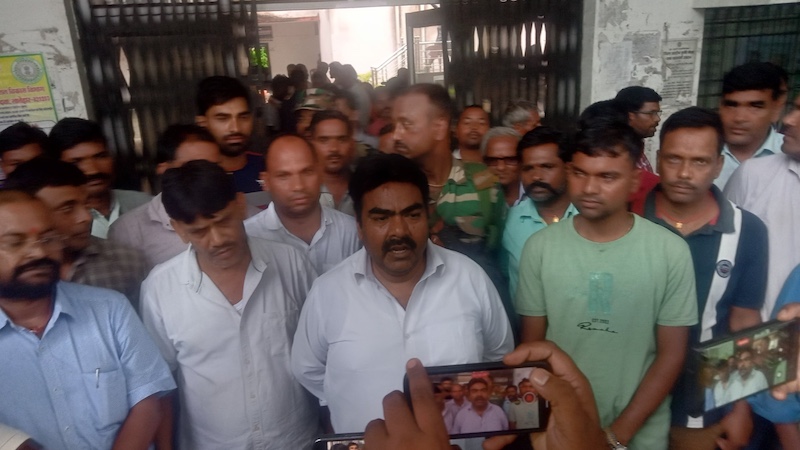लातेहार : विधायक प्रकाश राम ने लगायी जनता दरबार