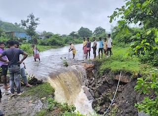 धनबाद : तिसरा जोरिया का पानी बना संकट, गोल्डेन पहाड़ी में हुआ जलजमाव, लोगों में दहशत