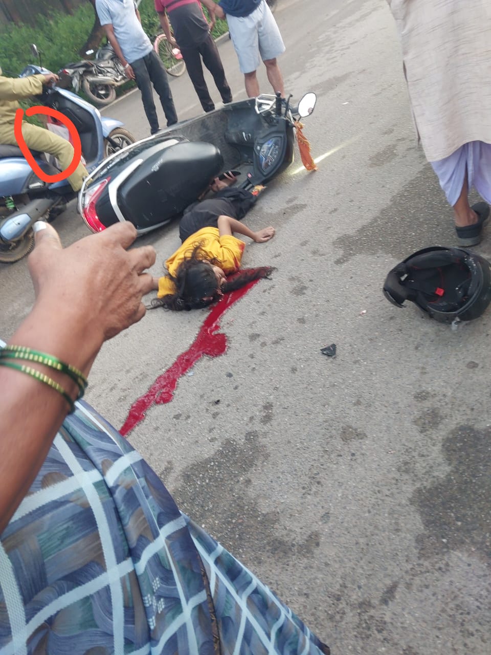 रांची के खेलगांव में स्कूल बस की चपेट में आने से स्कूटी सवार लड़की की मौत