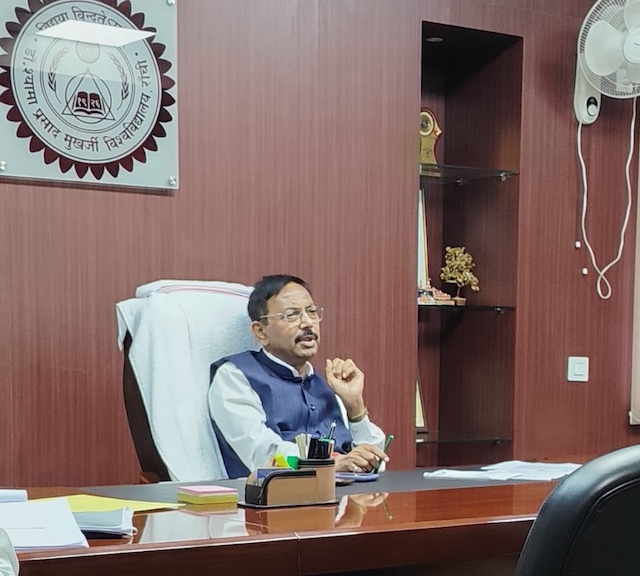 DSPMU के कुलपति अंजनी कुमार मिश्रा ने कहा- नामांकन प्रक्रिया हो पारदर्शी, गलत सूचनाओं पर विश्वास ना करें छात्र