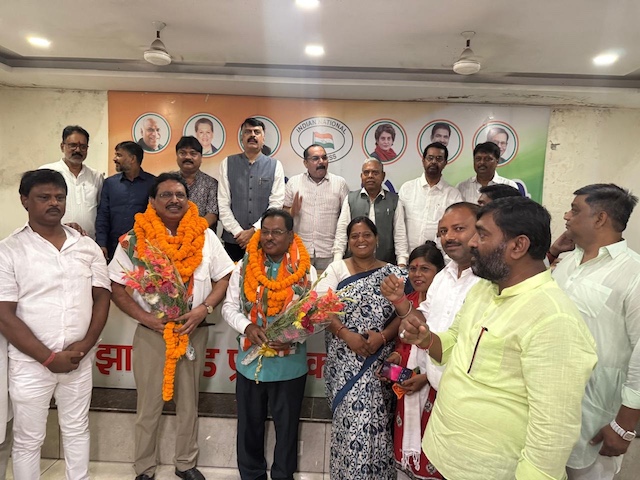 प्रशासनिक सेवा के रिटायर्ड अफसर सहित कई ने थामा कांग्रेस का दामन