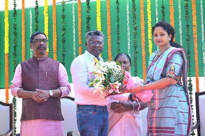 नवनिर्वाचित MLA सोमेश सोरेन ने CM से मुलाकात की, हेमंत सोरेन व कल्पना सोरेन ने दी जीत की बधाई