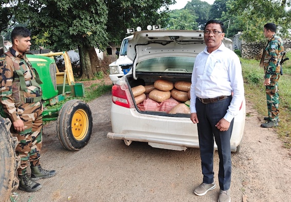 सिमडेगा: प्रशासन कर रही थी अवैध बालू के खिलाफ कार्रवाई, खुल गया गांजा तस्करी का खेल, 60 किलो गांजा जब्त