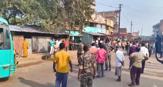 गिरिडीह : मिर्जागंज सब्जी मंडी बनी रणभूमि, दो गुटों में ईंट-पत्थर और लाठियां चलीं
