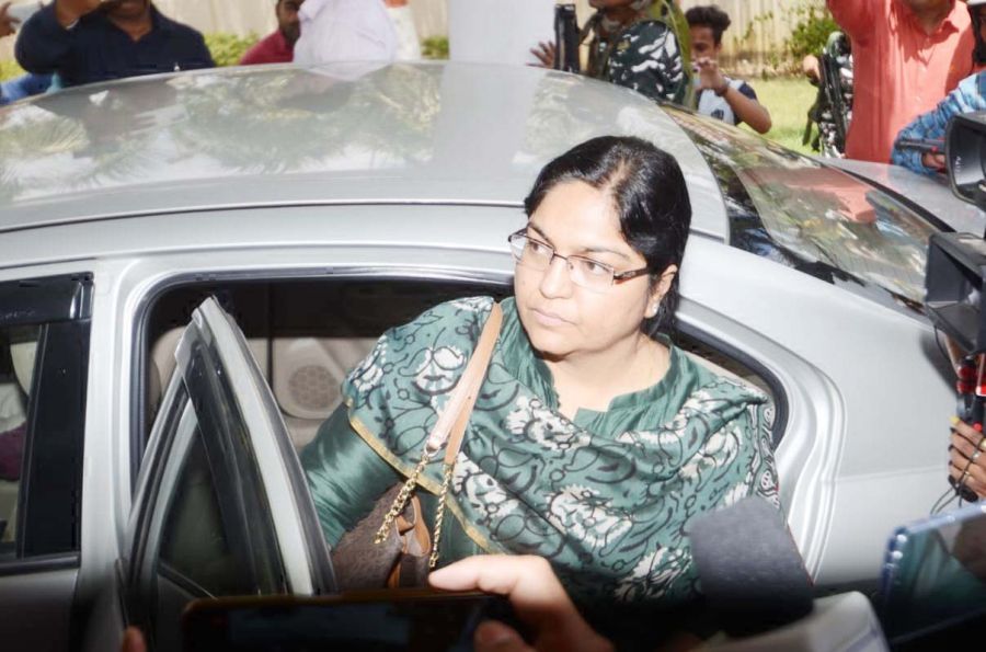 IAS पूजा सिंघल के खिलाफ नहीं मिली अभियोजन स्वीकृति, ED ने अदालत से मांगी