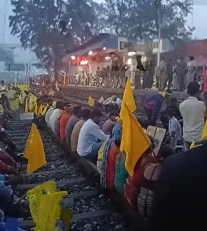 झारखंड: कुड़मी समाज का रेल रोको आंदोलन, आदिवासी दर्जा की मांग, कई जगह रेलवे ट्रैक जाम