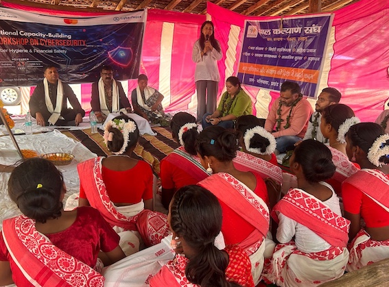 खूंटी के मलियादा में पहली बार बनी ग्रामीण साइबर फर्स्ट रेस्पॉन्डर टीम, अब गांव-गांव साइबर ठगी पर एक्शन