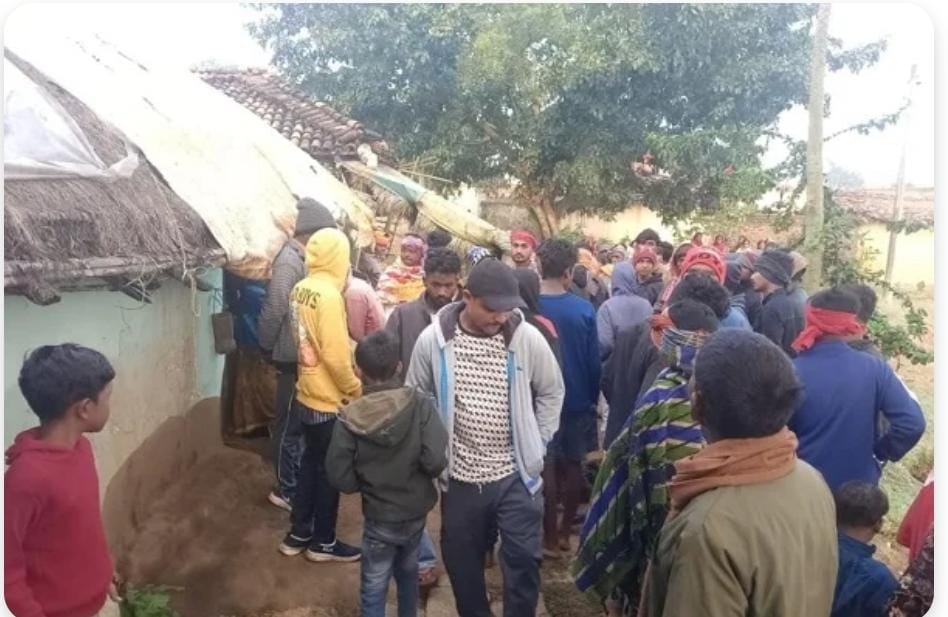 दुमका: एक ही परिवार के चार लोगों की संदिग्ध मौत, खेत में मिला पति का शव