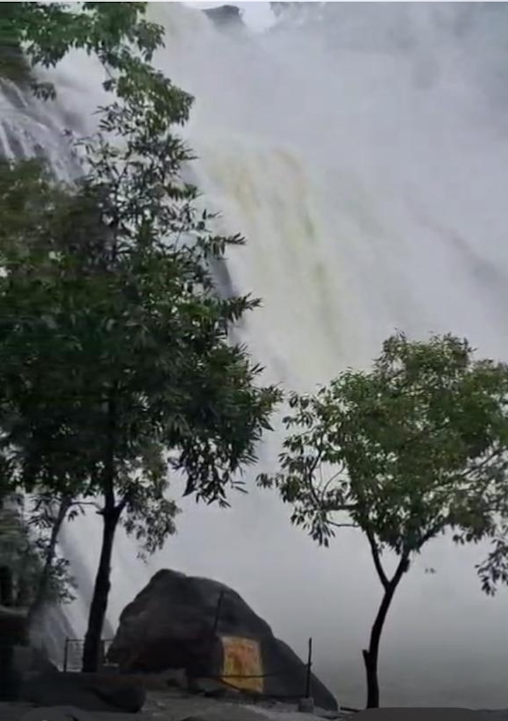 भारी बारिश से जोन्हा, हुंडरू, दशम व सीता फॉल में खतरनाक उफान, प्रशासन ने की दूर रहने की अपील