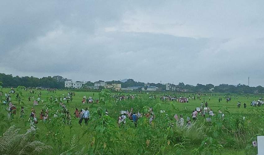 दिशोम गुरु का मुखौटे लगाकर रिम्स-2 की जमीन पर पहुंचे किसान, पुलिस ने किया लाठी चार्ज, आंसू गैस के गोले छोड़े