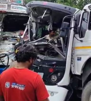 कोलेबिरा घाटी में बस और दो ट्रकों की टक्कर, एक की मौत, कई घायल