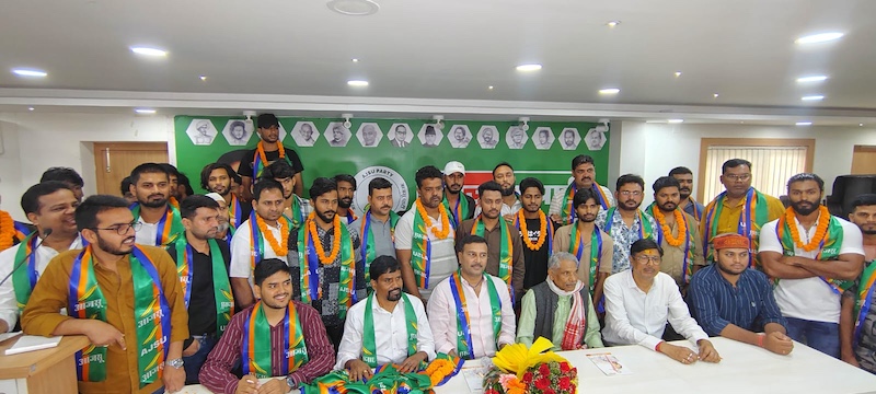 मिलन समारोह में झामुमो, कांग्रेस के कई कार्यकर्ता आजसू में शामिल