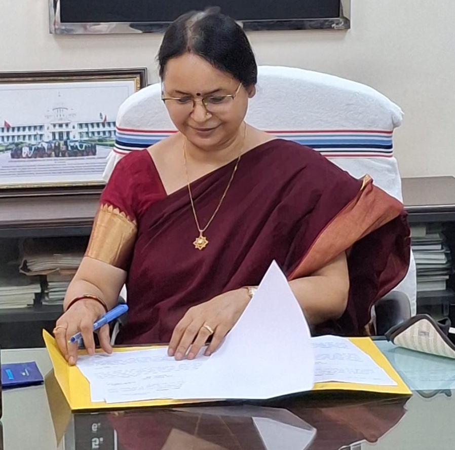 अलका तिवारी ने राज्य निर्वाचन आयुक्त का चार्ज लिया