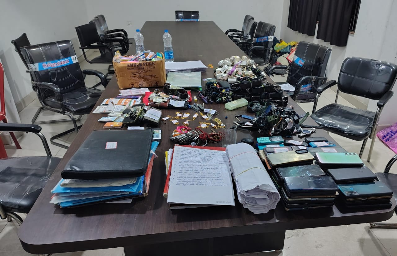 WB पुलिस परीक्षा फर्जीवाड़ा गिरोह का भंडाफोड़: धनबाद से 22 लोग हिरासत में, एडमिट कार्ड, मोबाइल, घड़ी बरामद