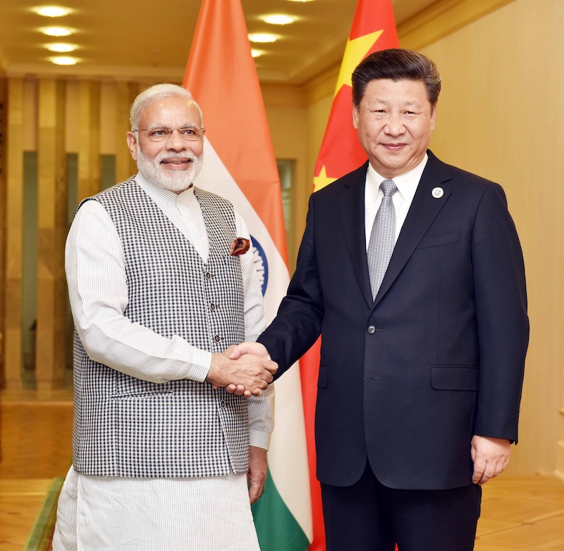 नये जमाने का शहर है जरा फासले से मिला करो