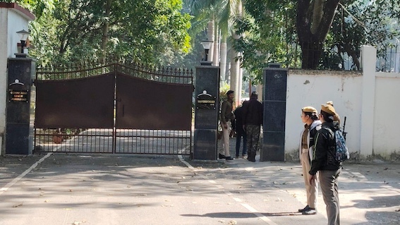 निलंबित IAS विनय चौबे की पत्नी से 10 घंटे से एसीबी टीम कर रही पूछताछ