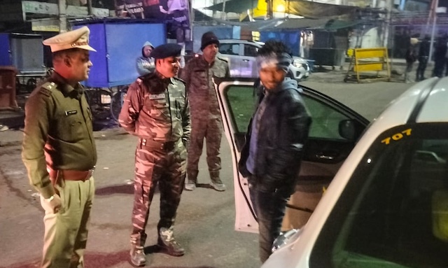 रामगढ़: विधि-व्यवस्था का निरीक्षण करने देर रात सड़क पर उतरे एसपी