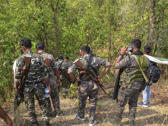 चाईबासा : पुलिस और नक्सलियों के बीच मुठभेड़, इनामी नक्सली ढ़ेर