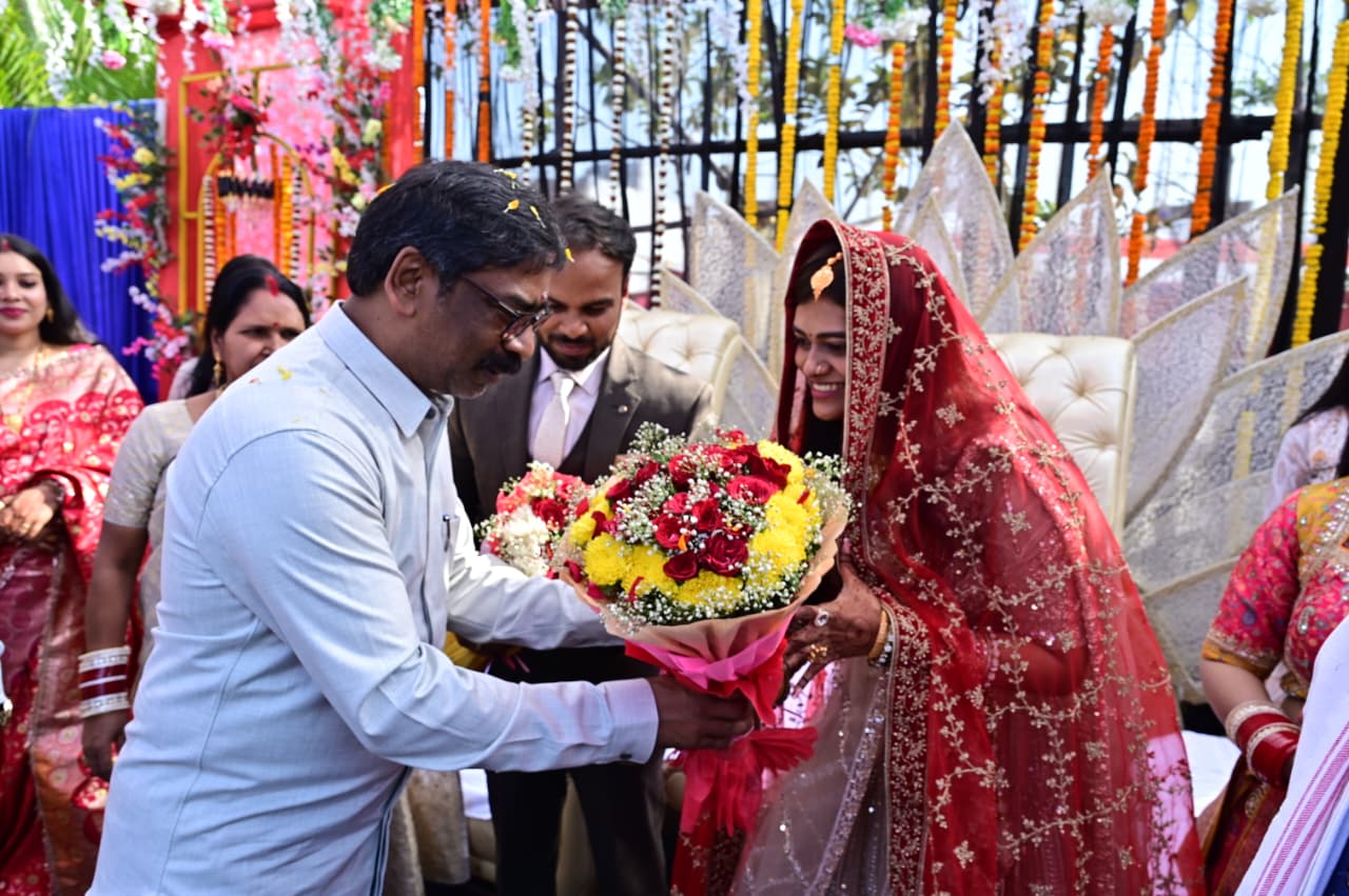 चतरा में विवाह समारोह में शामिल हुए CM, नवनिर्वाचित जनप्रतिनिधियों से भी की मुलाकात