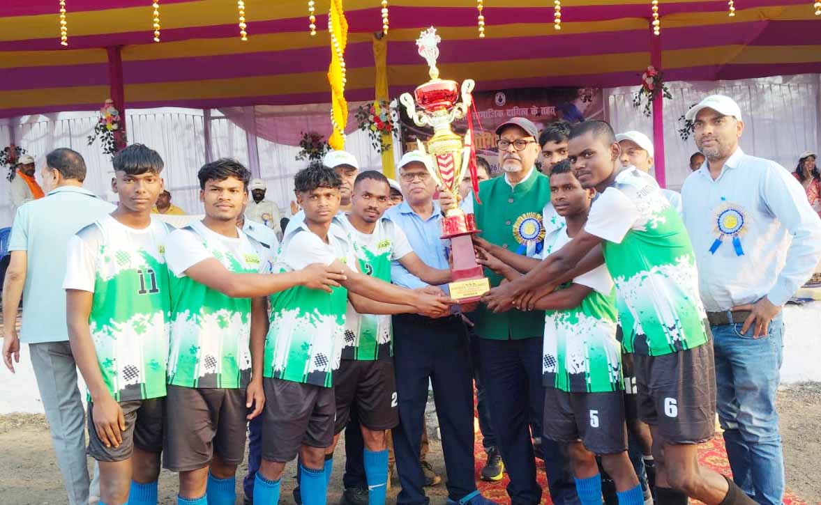 रामगढ़: युवा मोबाइल गेम की जगह खेल मैदान में बहाए पसीना- महाप्रबंधक