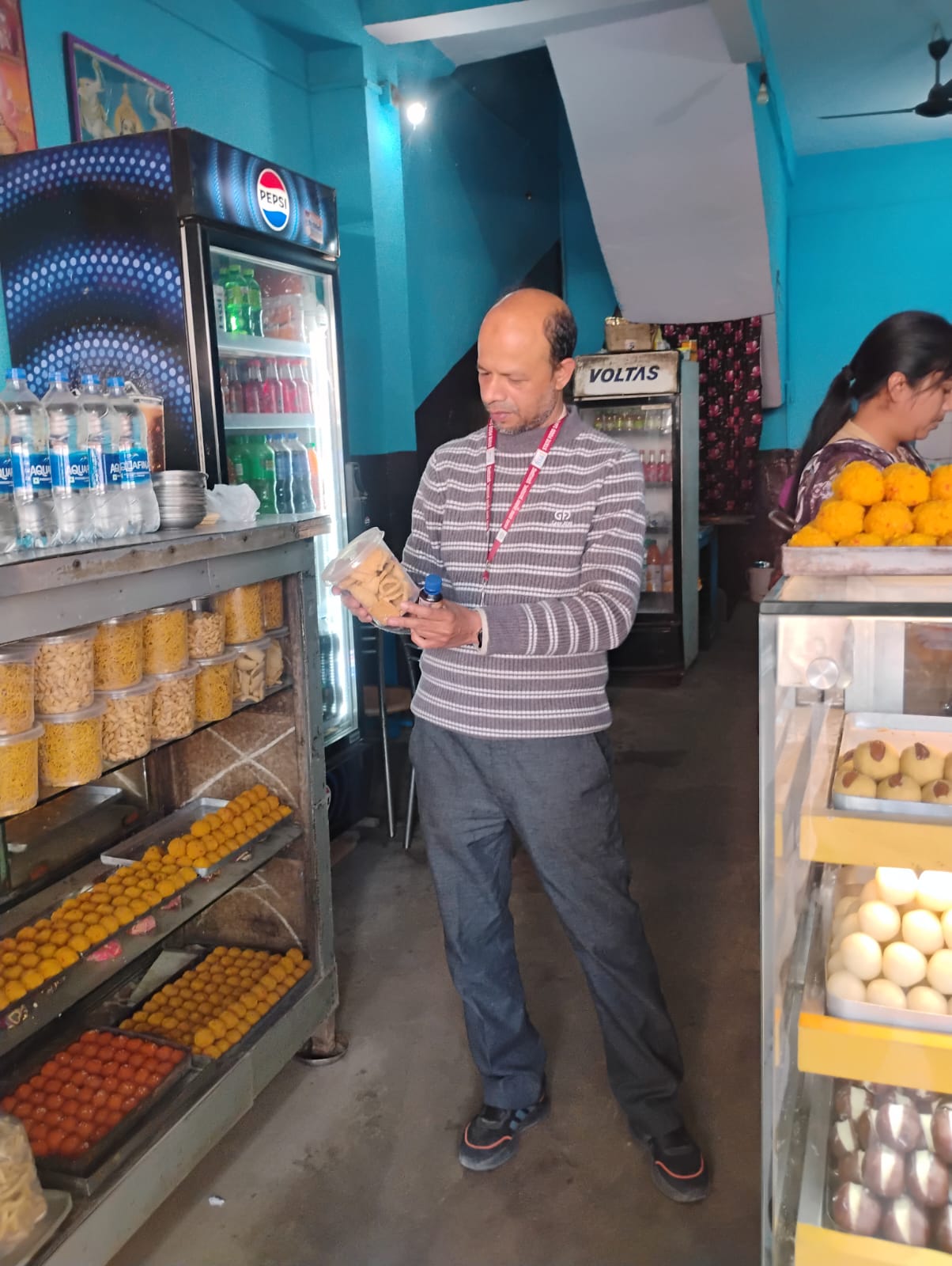 लातेहारः होटलों-मिठाई दुकानों में डीएफएसओ का छापा, 40 किलो जलेबी व लड्डू नष्ट