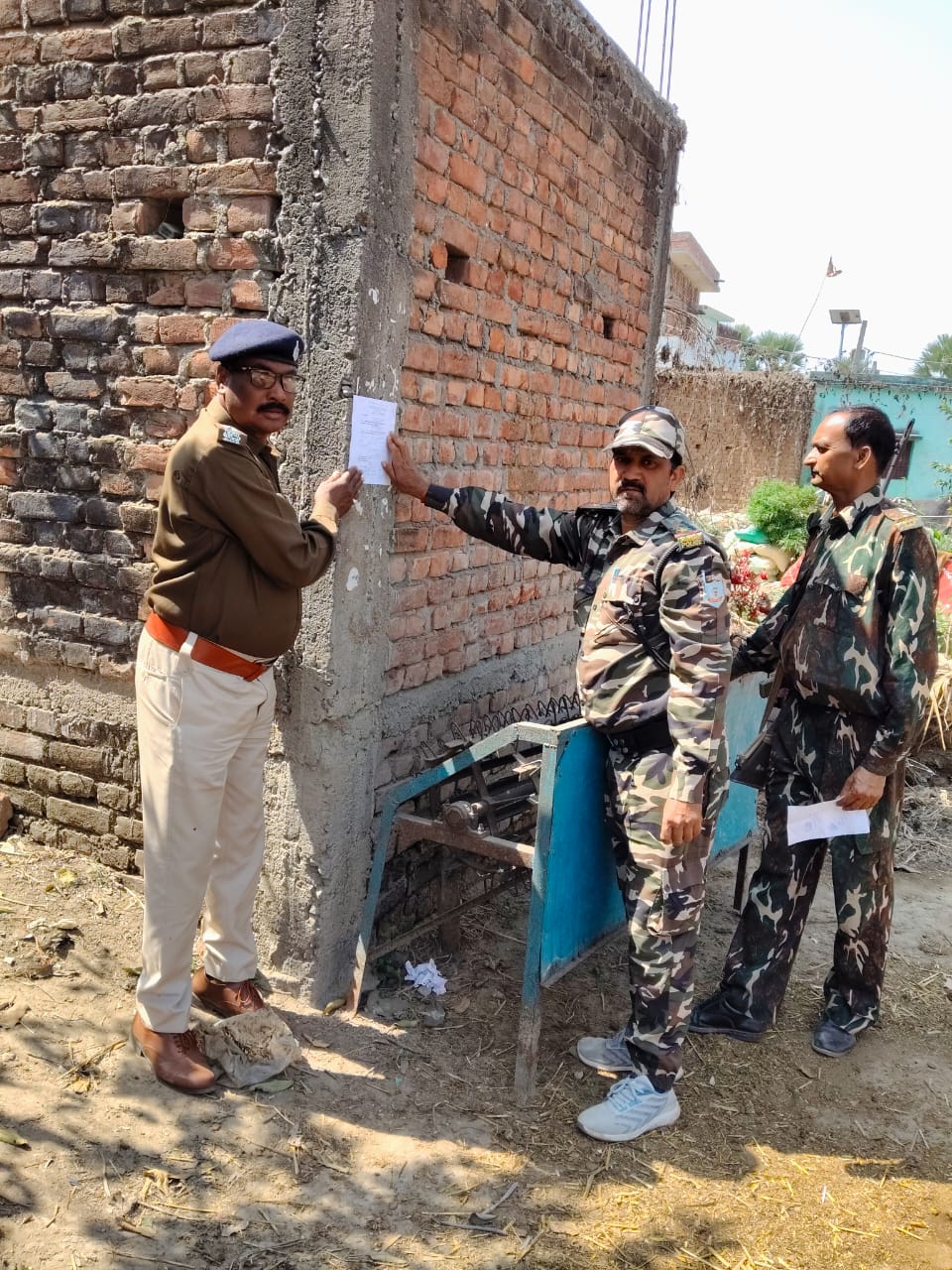 लातेहारः पुलिस ने दो फरार माओवादियों के घर चिपकाया इश्तेहार