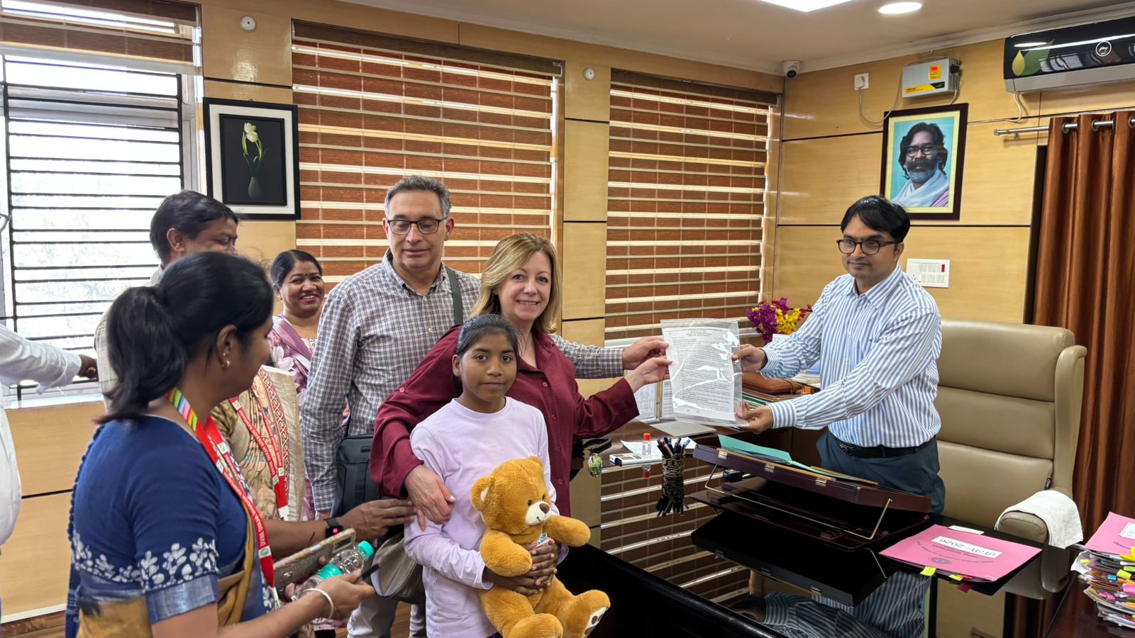 रामगढ़ः इटली के दंपती ने बालिका गृह की बच्ची को लिया गोद