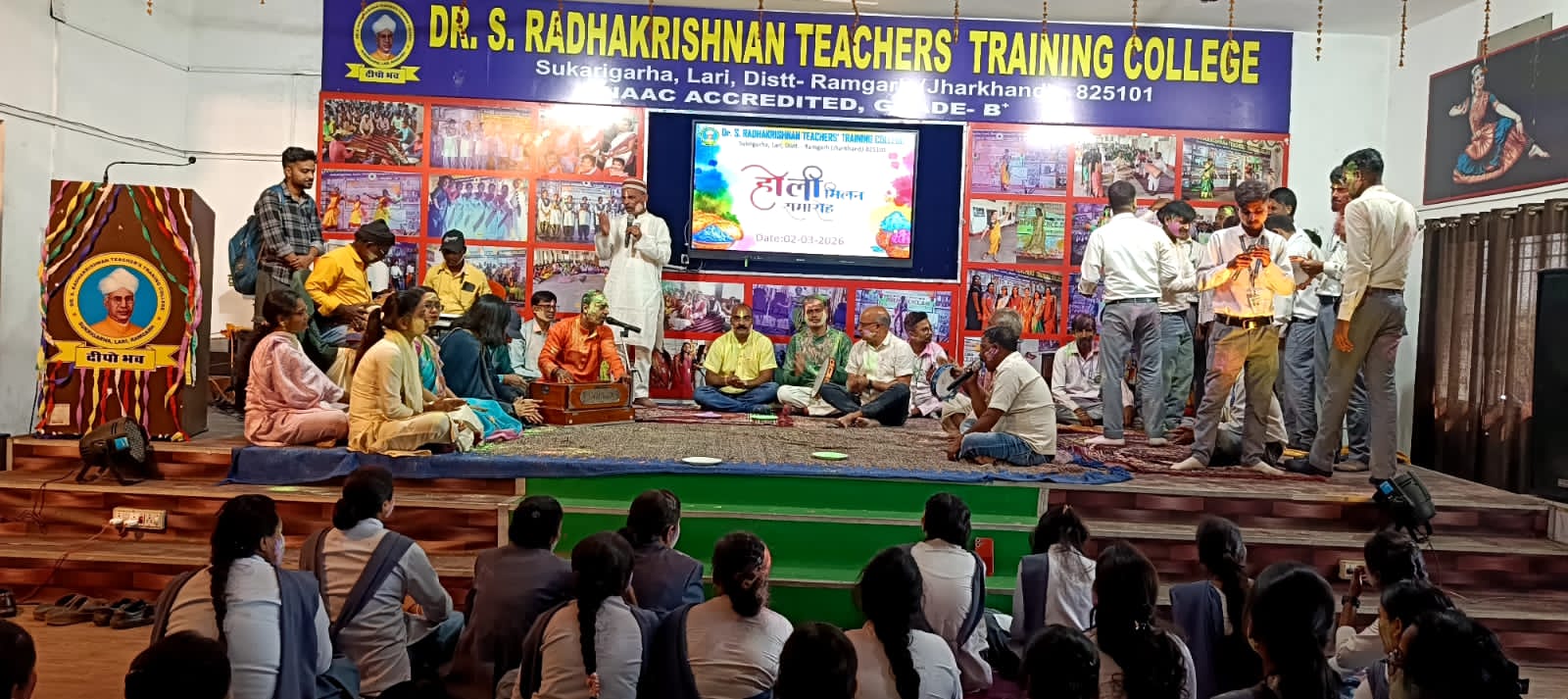 रामगढ़ः बीएड कॉलेज लारी में होली मिलन समारोह