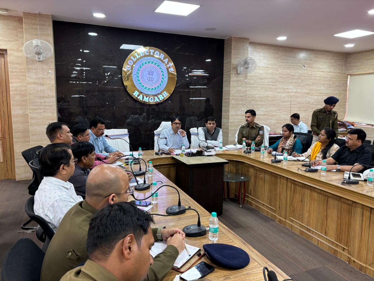 होली सौहार्द के साथ मनाएं, अफवाह फैलाने वालों पर होगी कार्रवाईः रामगढ़ डीसी